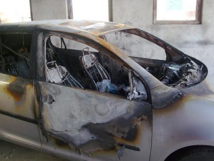 Cei doi orădeni care au incendiat maşina fostului patron al clubului Seven, condamnaţi la puşcărie